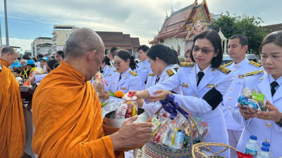 ร่วมพิธีสวดพระพุทธมนต์และทำบุญตักบาตรถวายพระราชกุศล ... พารามิเตอร์รูปภาพ 1