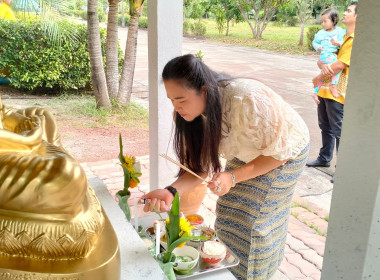 กิจกรรมทำบุญตักบาตร ถวายภัตตาหารเพล และสร้างฐานพระพุทธรูป ... พารามิเตอร์รูปภาพ 47