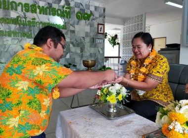 กิจกรรมสรงน้ำพระ และรดน้ำดำหัวเนื่องในเทศกาลปีใหม่ไทย ... พารามิเตอร์รูปภาพ 94