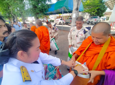 ร่วมพิธีทำบุญตักบาตรถวายพระราชกุศล เนื่องในโอกาส ... พารามิเตอร์รูปภาพ 4