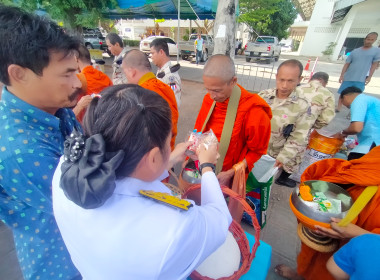 ร่วมพิธีทำบุญตักบาตรถวายพระราชกุศล เนื่องในโอกาส ... พารามิเตอร์รูปภาพ 2