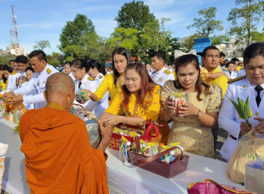 เข้าร่วมพิธีทำบุญตักบาตรถวายเป็นพระราชกุศลเนื่องในวันนวมินทรมหาราช 13 ตุลาคม 2568 ณ ศาลากลางจังหวัดสุราษฎร์ธานี อำเภอเมือง จังหวัดสุราษฎร์ธานี ... พารามิเตอร์รูปภาพ 7