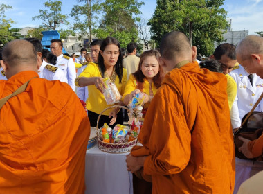 เข้าร่วมพิธีทำบุญตักบาตรถวายเป็นพระราชกุศลเนื่องในวันนวมินทรมหาราช 13 ตุลาคม 2568 ณ ศาลากลางจังหวัดสุราษฎร์ธานี อำเภอเมือง จังหวัดสุราษฎร์ธานี ... พารามิเตอร์รูปภาพ 5