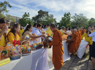 เข้าร่วมพิธีทำบุญตักบาตรถวายเป็นพระราชกุศลเนื่องในวันนวมินทรมหาราช 13 ตุลาคม 2568 ณ ศาลากลางจังหวัดสุราษฎร์ธานี อำเภอเมือง จังหวัดสุราษฎร์ธานี ... พารามิเตอร์รูปภาพ 6