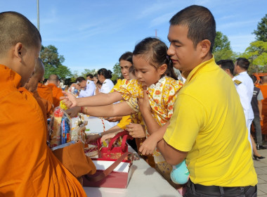เข้าร่วมพิธีทำบุญตักบาตรถวายเป็นพระราชกุศลเนื่องในวันนวมินทรมหาราช 13 ตุลาคม 2568 ณ ศาลากลางจังหวัดสุราษฎร์ธานี อำเภอเมือง จังหวัดสุราษฎร์ธานี ... พารามิเตอร์รูปภาพ 8