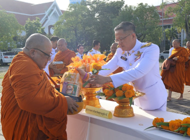 เข้าร่วมพิธีทำบุญตักบาตรถวายเป็นพระราชกุศลเนื่องในวันนวมินทรมหาราช 13 ตุลาคม 2568 ณ ศาลากลางจังหวัดสุราษฎร์ธานี อำเภอเมือง จังหวัดสุราษฎร์ธานี ... พารามิเตอร์รูปภาพ 2