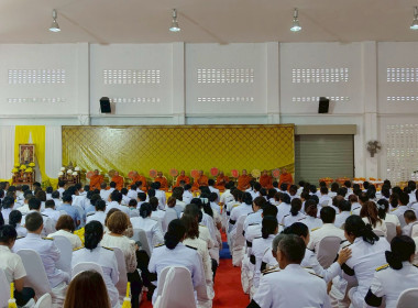 เข้าร่วมพิธีวางพุ่มดอกไม้และพิธีทำบุญตักบาตร ... พารามิเตอร์รูปภาพ 7