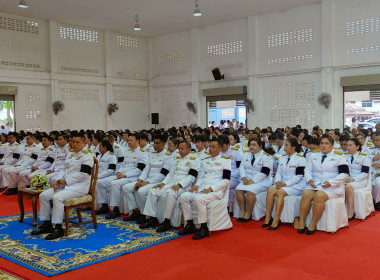 เข้าร่วมพิธีวางพุ่มดอกไม้และพิธีทำบุญตักบาตร ... พารามิเตอร์รูปภาพ 8