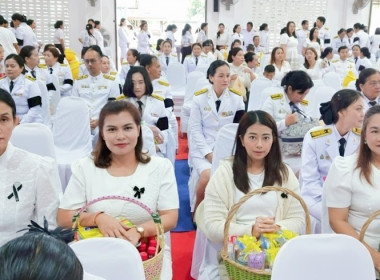 เข้าร่วมพิธีวางพุ่มดอกไม้และพิธีทำบุญตักบาตร ... พารามิเตอร์รูปภาพ 3