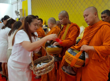 เข้าร่วมพิธีวางพุ่มดอกไม้และพิธีทำบุญตักบาตร ... พารามิเตอร์รูปภาพ 5