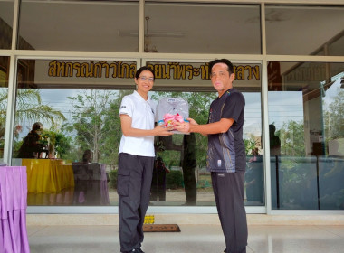 มอบของรางวัลที่ได้จากการทำกิจกรรมกลุ่มสัมพันธ์ ... พารามิเตอร์รูปภาพ 9