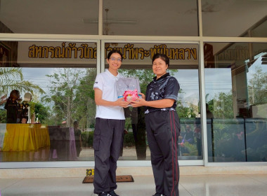 มอบของรางวัลที่ได้จากการทำกิจกรรมกลุ่มสัมพันธ์ ... พารามิเตอร์รูปภาพ 12