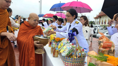 เข้าร่วมพิธีเจริญพระพุทธมนต์และทำบุญตักบาตรถวายพระราชกุศล ... พารามิเตอร์รูปภาพ 1