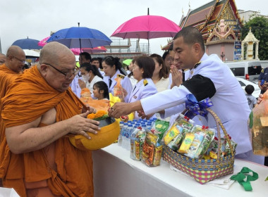 เข้าร่วมพิธีเจริญพระพุทธมนต์และทำบุญตักบาตรถวายพระราชกุศล ... พารามิเตอร์รูปภาพ 6